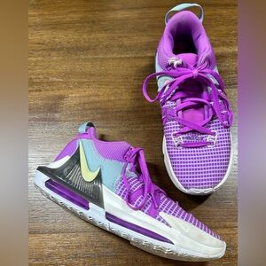 Nike Size 6.5 LeBron Witness 7 Fuchsia Dream Purple Basketball Shoes